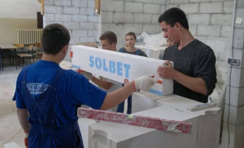 Uczniowie murują w systemie Solbet
