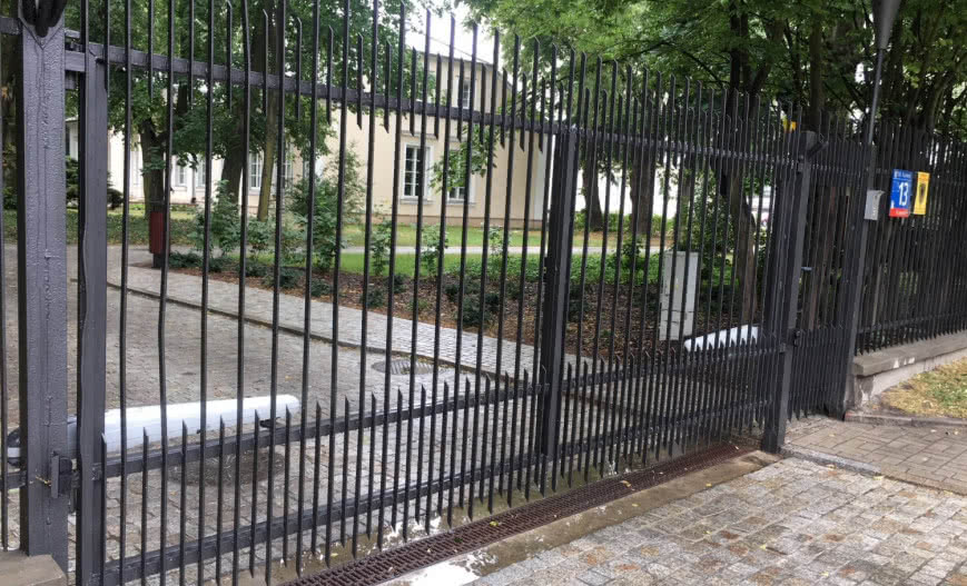 Jaki napęd do bramy skrzydłowej na wąskich lub szerokich słupkach? Sprawdź, zanim kupisz!